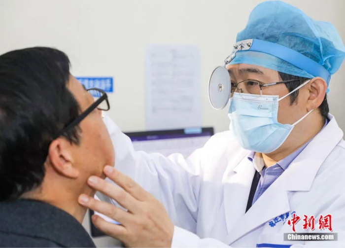 图为患者就诊。江苏省人民医院供图