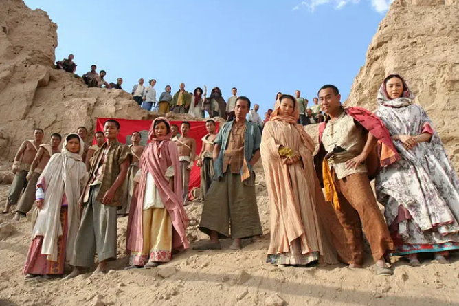 < 《火舞黄沙》 >