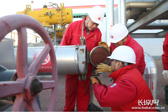 打开发球筒球阀。