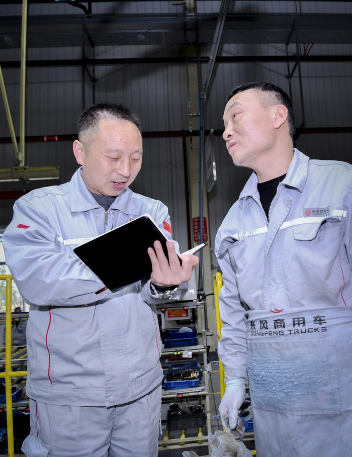 王建清以人大代表身份走访东风生产一线