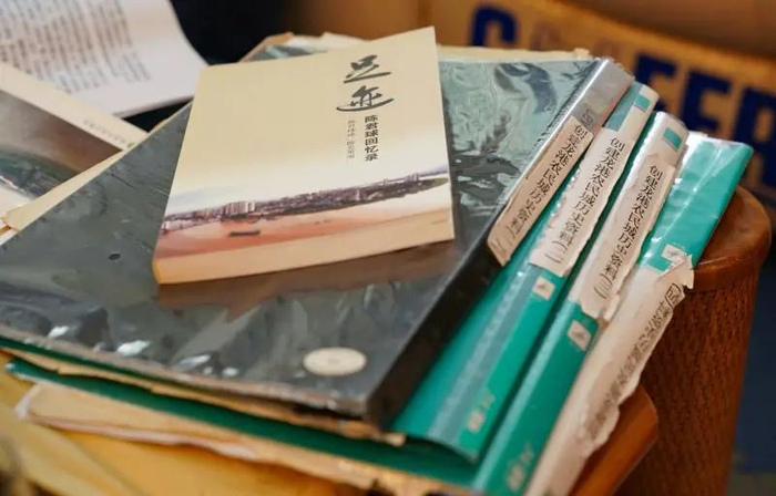陈君球保留了当年龙港建设大量资料。（司占伟 摄）