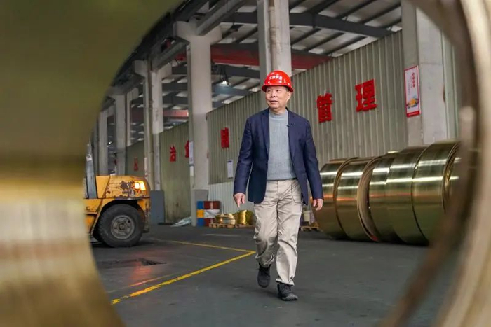 汤元挺在元鼎铜业工厂。（司占伟 摄）