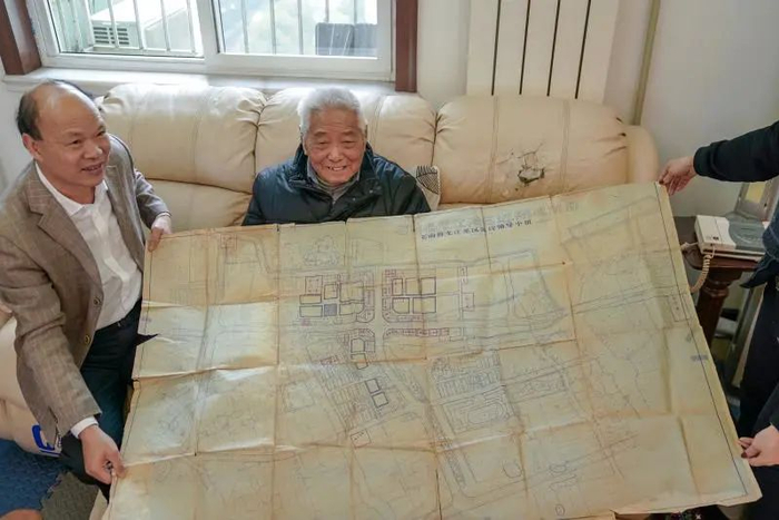 陈君球还保存着当年龙江港区总体规划图。（司占伟 摄）