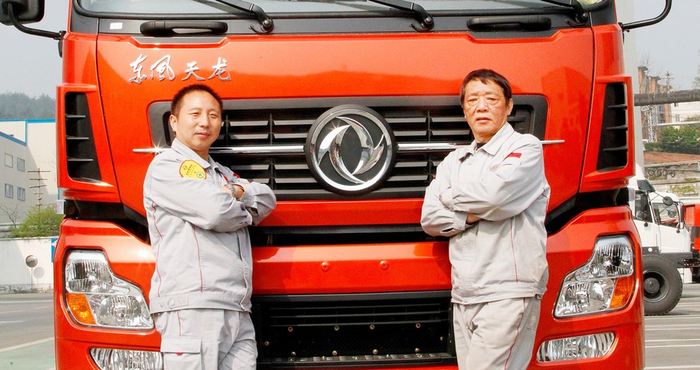 王建清和师傅王涛在一起