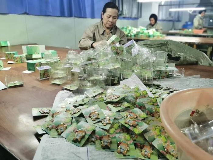 金乡的标牌、徽章制作。（司占伟 李晔 摄）