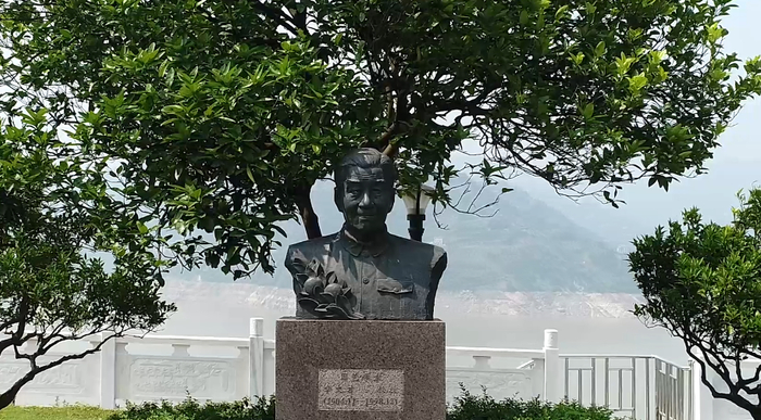 矗立在秭归县新镇广场的章文才教授雕像