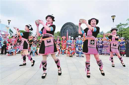 “壮族三月三”期间，百色市右江区龙川镇瑶族群众载歌载舞欢迎各地游客前来体验民族风情。蓝庆侃/摄