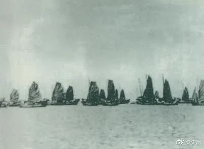 人民解放军发起大规模渡海战役，强渡琼州海峡。图片来源：党史网