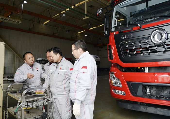 王建清（左）指导班组成员作业