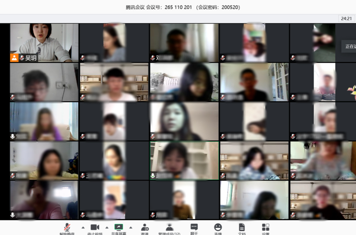 吴玥主持线上党课截图