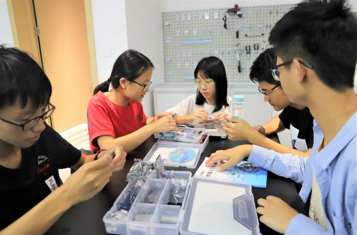 本科生在工导实验室和机器人实验室进行实践