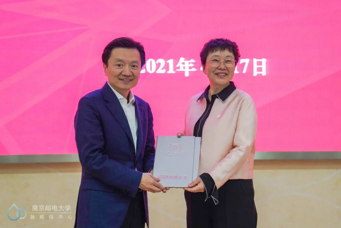 叶美兰校长为范渊颁发捐赠证书