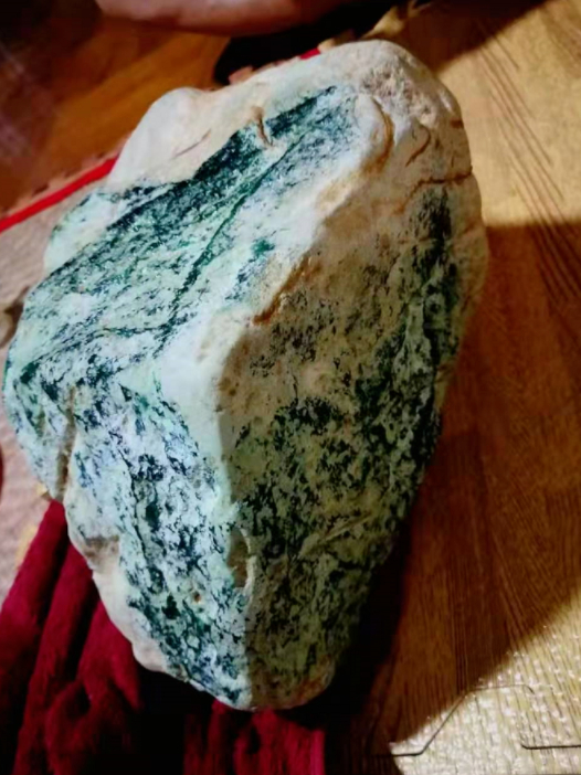 ▲翡翠原石 受访者供图