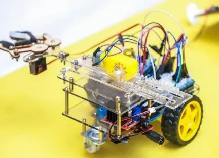 《工程导论》课程项目小组正在展示作品