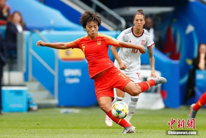 资料图：2019年6月17日，中国队球员王霜（左）在比赛中。当日，在法国勒阿弗尔举行的2019年国际足联女足世界杯B组小组赛中，中国队以0比0战平西班牙队，以小组第三晋级16强。中新社记者 富田 摄