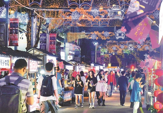 “壮族三月三”期间，南宁市三街两巷、中山路、西关路和农院路等夜市吸引了众多市民和游客前来寻觅美食，城市的烟火气在这些地方尤为浓郁。周 军/摄