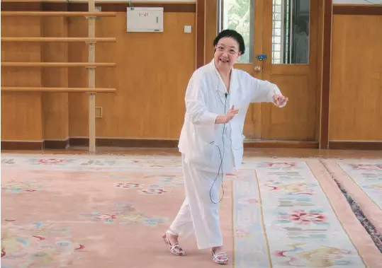 晚年的杜近芳给学生说戏