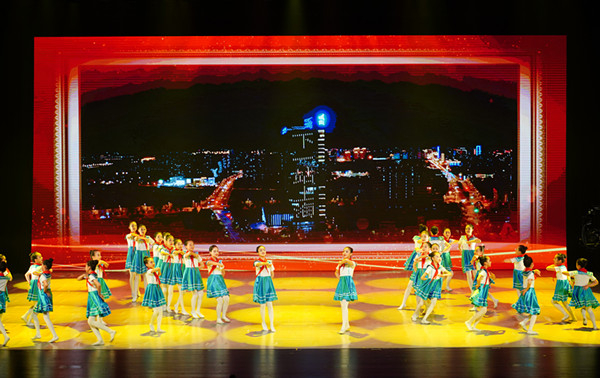 图说：《在灿烂阳光下》儿童群舞。