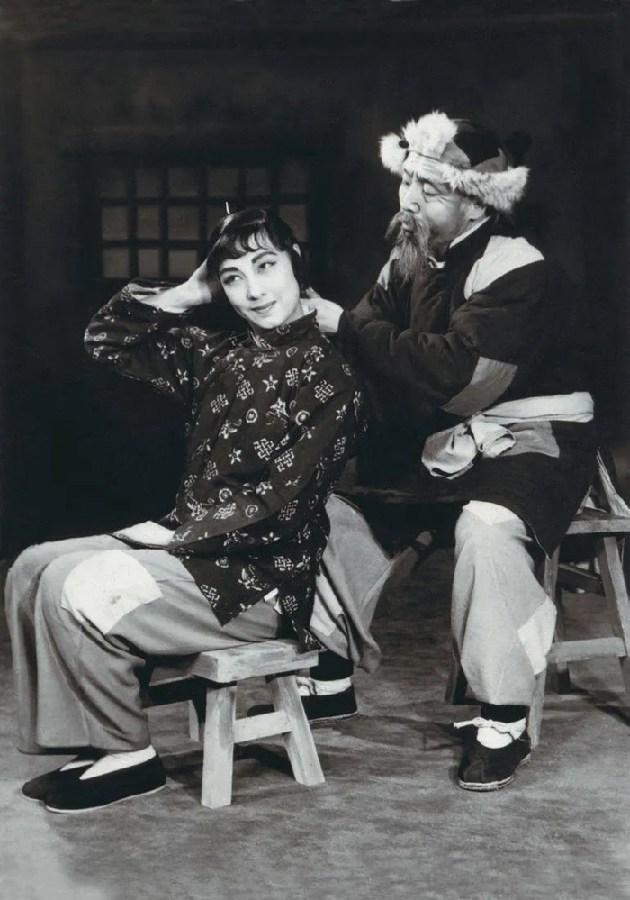 现代京剧《白毛女》中，杜近芳饰演喜儿，李少春饰演杨白劳