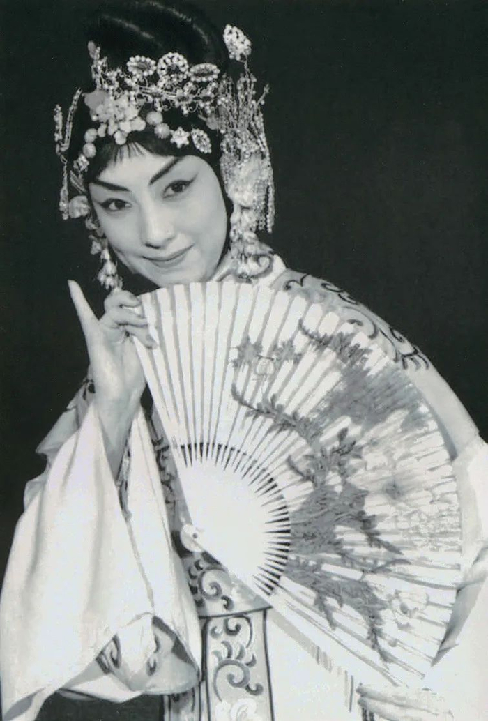 京剧《桃花扇》中，杜近芳饰演李香君