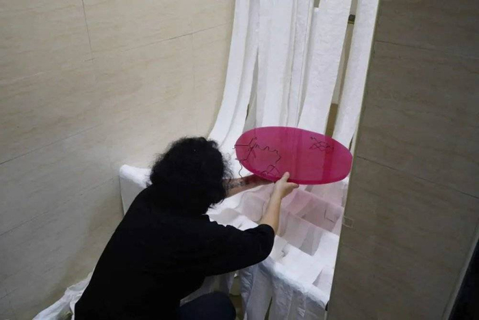 艺术家申孟珑在布展