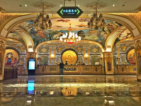 △熠熠生辉的金色大堂