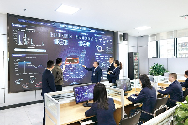 重庆市巴南区纪委监委干部通过全区服务群众工作信息数据分析平台，查摆“四风”问题线索。邓箭　摄