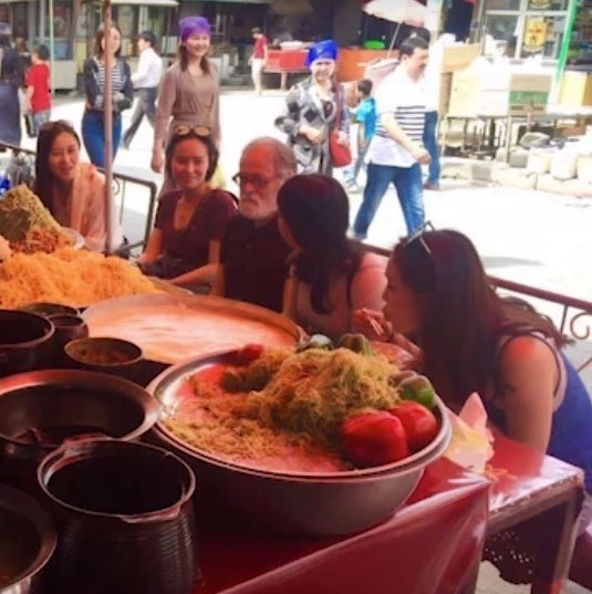 无论是何民族，图中的新疆女性们都享受着自由的生活