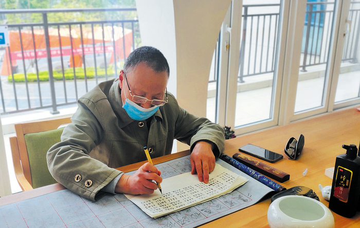 居民李大爷常来友联社区养老服务综合体练习书法