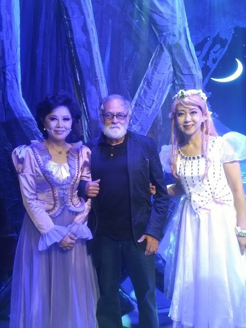 维瓦斯与新疆舞蹈演员合影