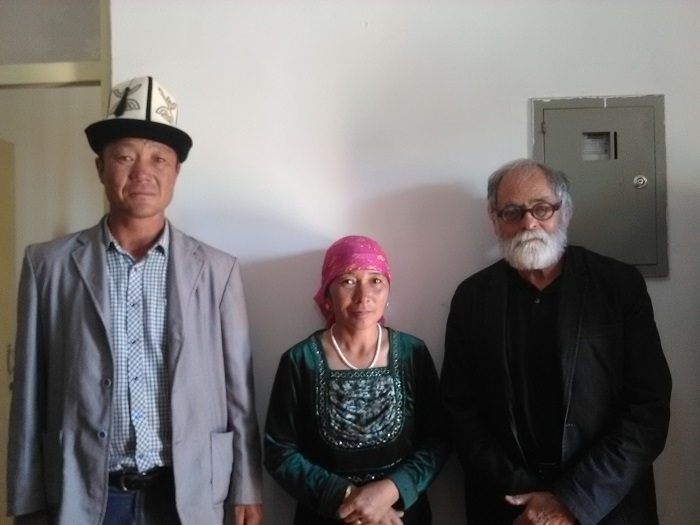 维瓦斯在第一次访问新疆时，与一对新疆夫妇聊天后合影（本文图片均由受访者提供）