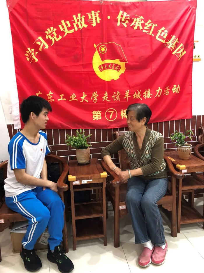 图 | 自动化学院学生“走读”广东革命历史博物馆，采访羊城51年党龄老党员梁俊清老人