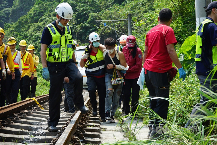 &nbsp;消防人员协助伤者脱困