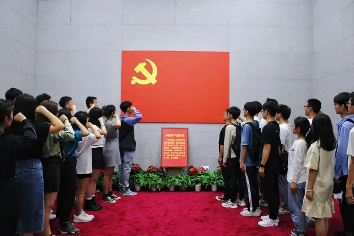 图 | 少数民族预科班学生“走读”辛亥革命纪念馆，举行入党宣誓仪式