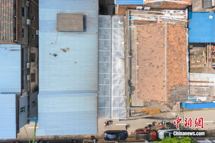 最近，当地政府对“抗癌厨房”进行了升级改造，尤其是加盖了遮雨棚和增加了炉灶，极大方便了患者家属做饭。（无人机拍摄） 刘力鑫 摄