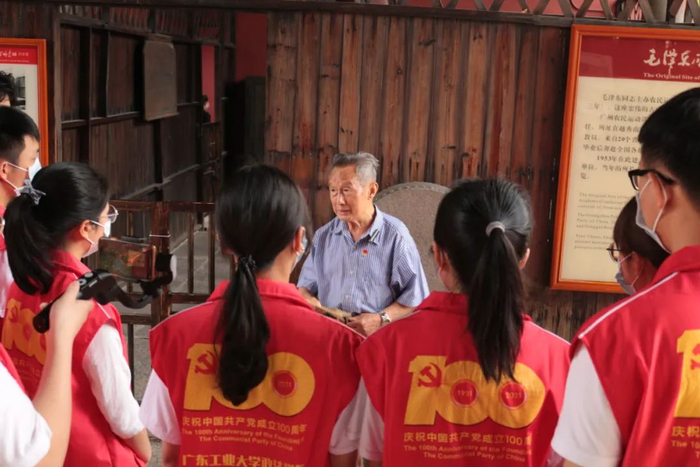 图 | 秦兴洪教授为大家讲授微党课，并讲述入党初心