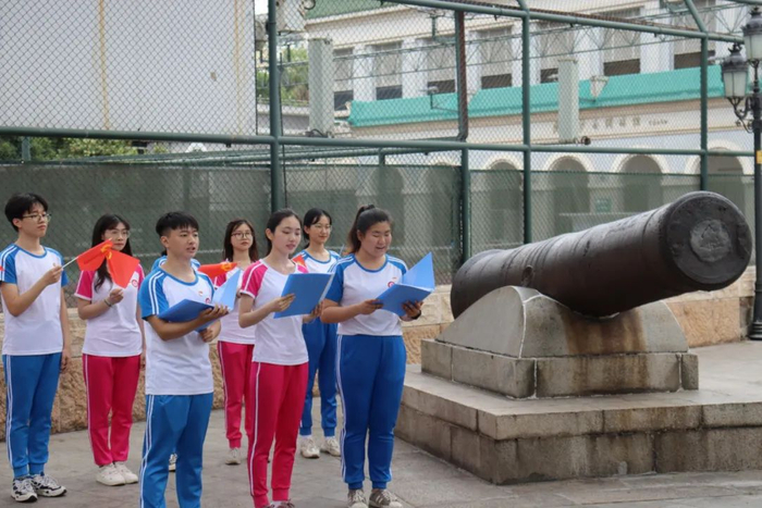 图 |外国语学院师生朗诵《少年中国说》