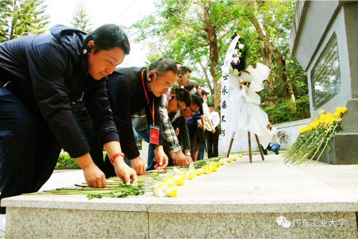 图 | 向革命烈士致敬