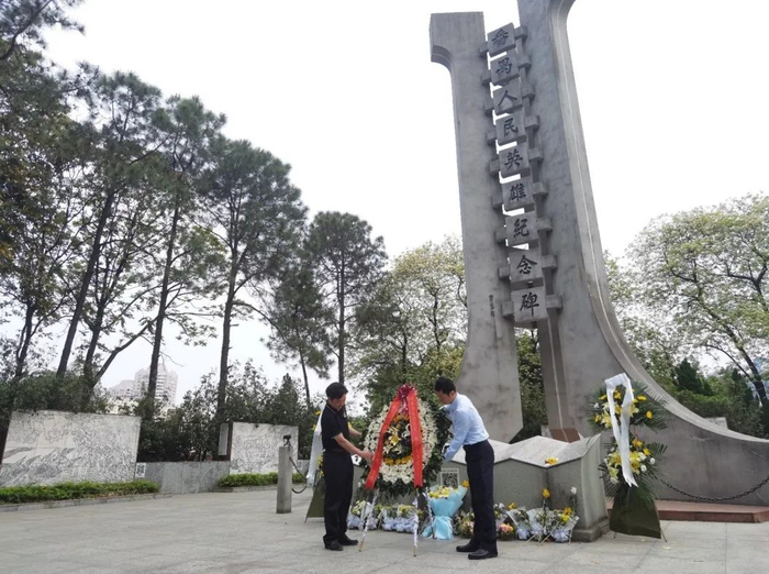 图 | 国际教育学院师生“走读”番禺区星海公园，向人民英雄纪念碑敬献花圈，缅怀英烈