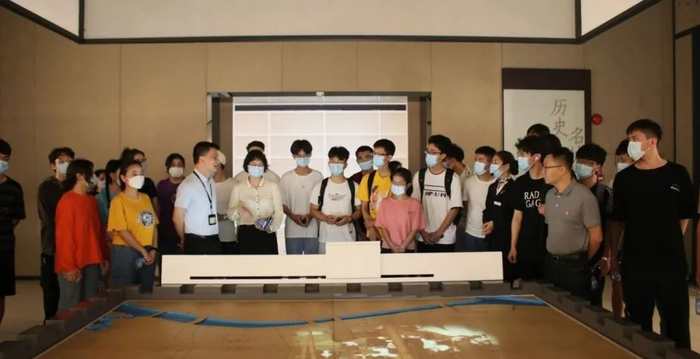 图 | 师生“走读”广州市档案馆，在红色印记中追寻革命精神