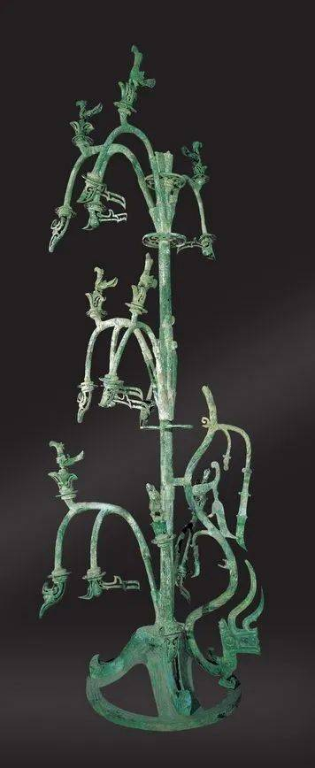 复原后的三星堆青铜神树（三星堆博物馆）