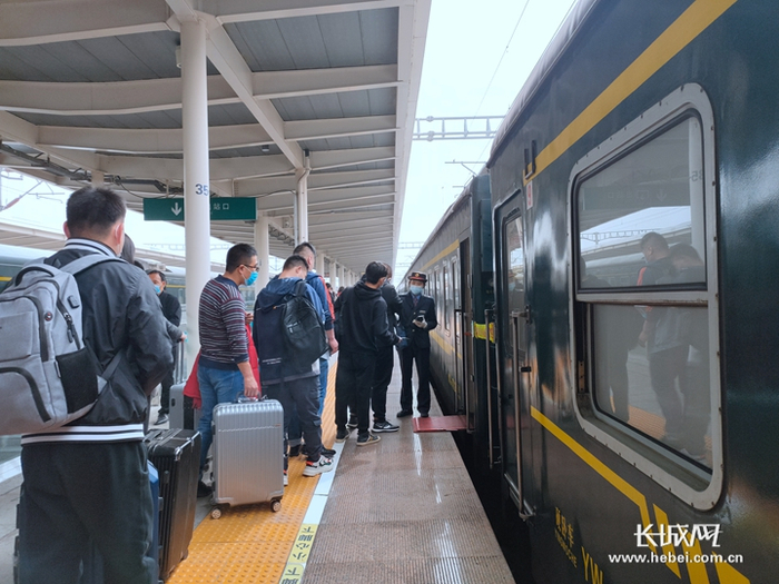 邯郸火车站站台旅客有序上车。霍亚娜供图