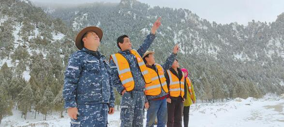 冒雪巡山。陈俊摄