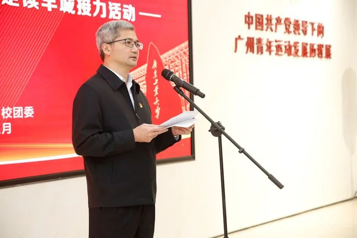 图 | 副校长陈卓武为参加活动的师生现场讲授微党课