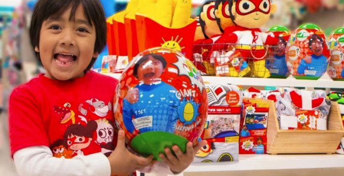 拍摄测评视频中的瑞安·梶，图源：RYAN TOYSREVIEW