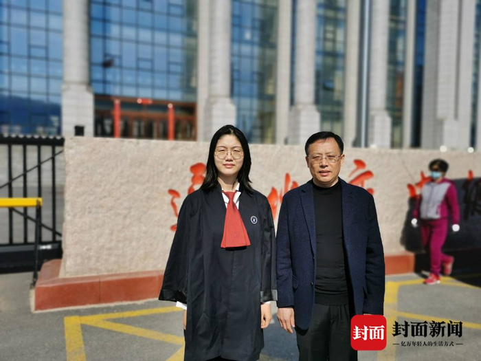 　王成忠（右）与其代理律师