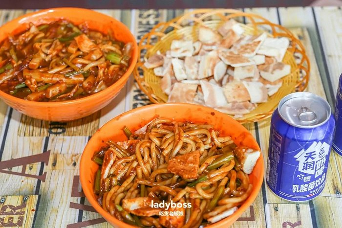 新疆炒米粉和烤馕；图片来源：吃货老板娘公众号