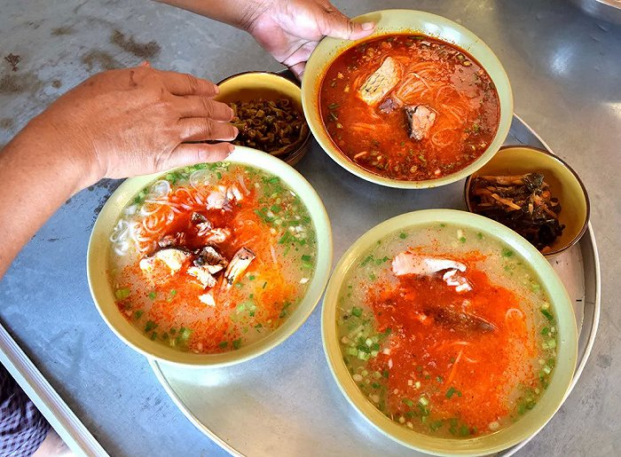 株洲鱼粉汤汁红亮；图片来源：盒马情报局公众号