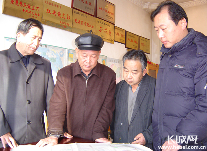 李会明（左二）任村党支部书记时与村两委班子成员商讨事务。