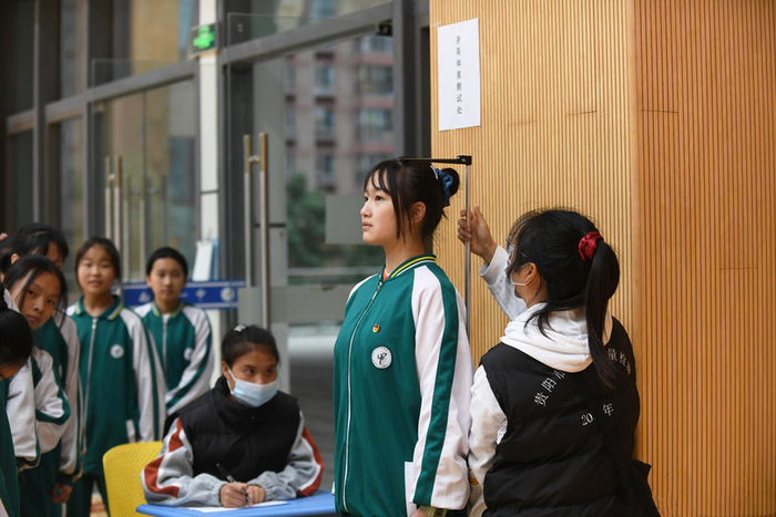 中国贵州的中学生测量身高 图自：日媒